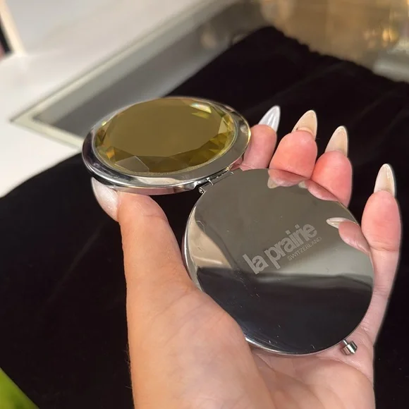 ✨✨ La Prairie Jeweled Compact Mirror✨✨